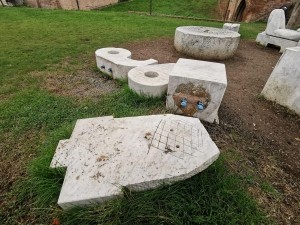 Statue abbandonate e danneggiate Valsamoggia